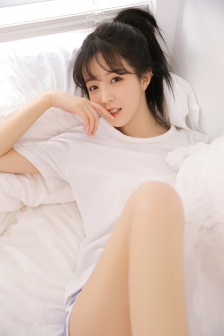 校花光屁股穿裙子被老师打屁股